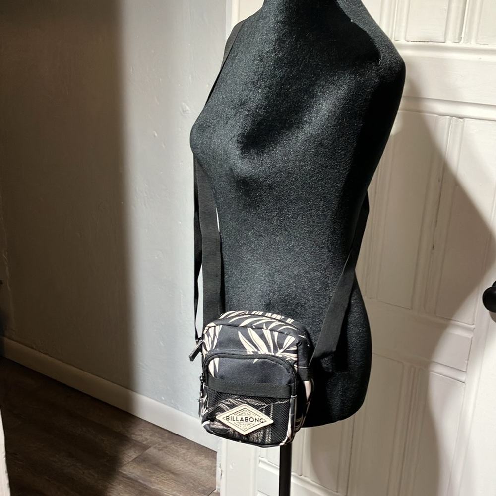 Billabong Pass By Crossbody Bag - Black/Ivory